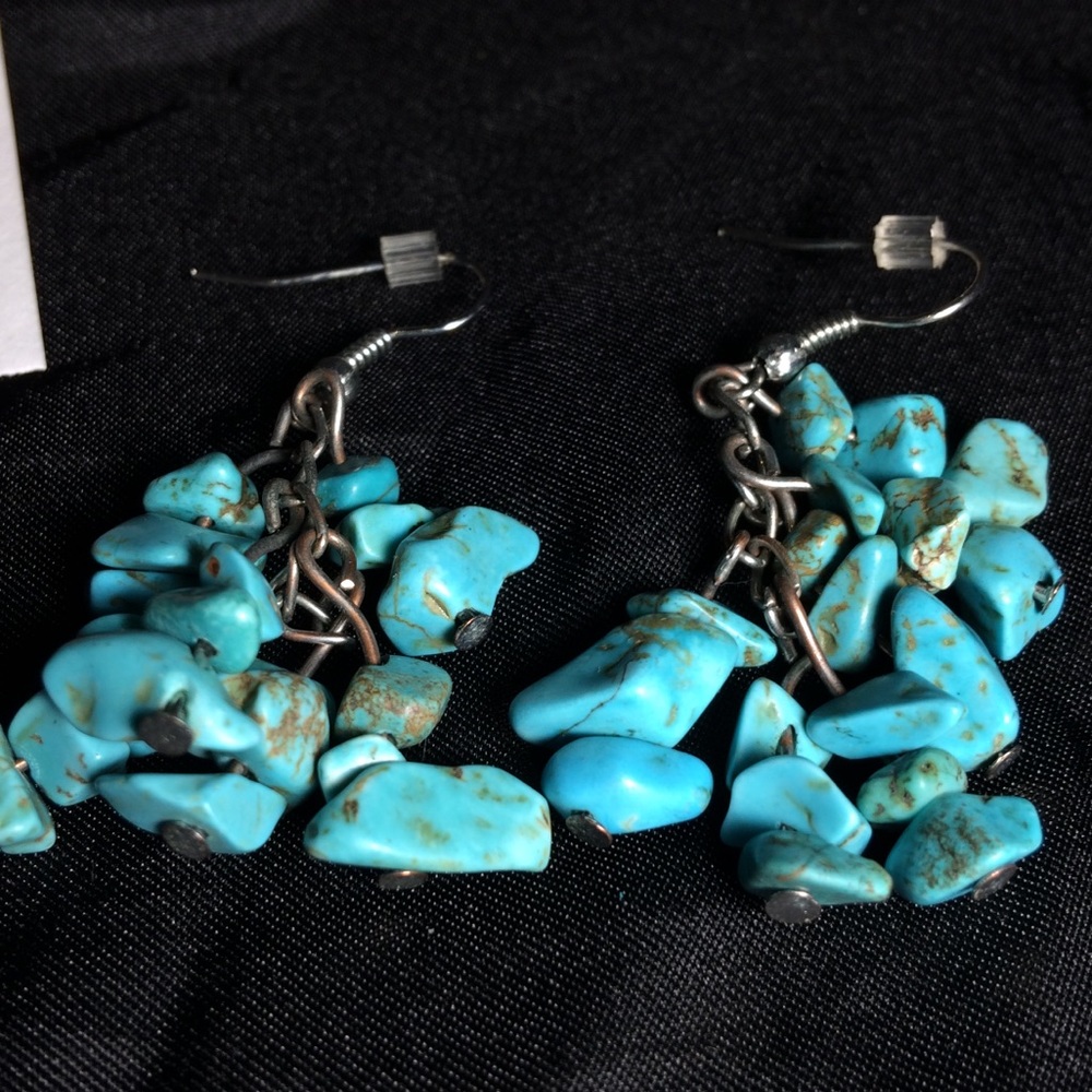 Turquoise chip dangle earrings - Picture 2 of 3